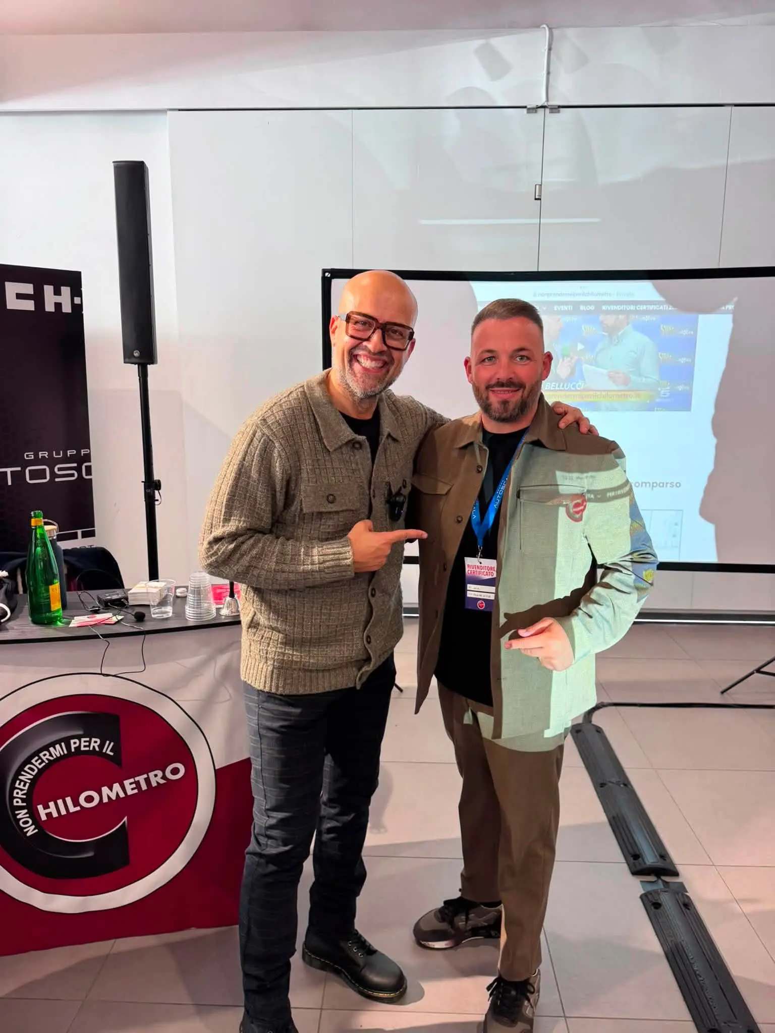 Luigi Garzillo con Alfredo Bellucci, fondatore della community Non Prendermi per il Chilometro, alla consegna della certificazione di rivenditore